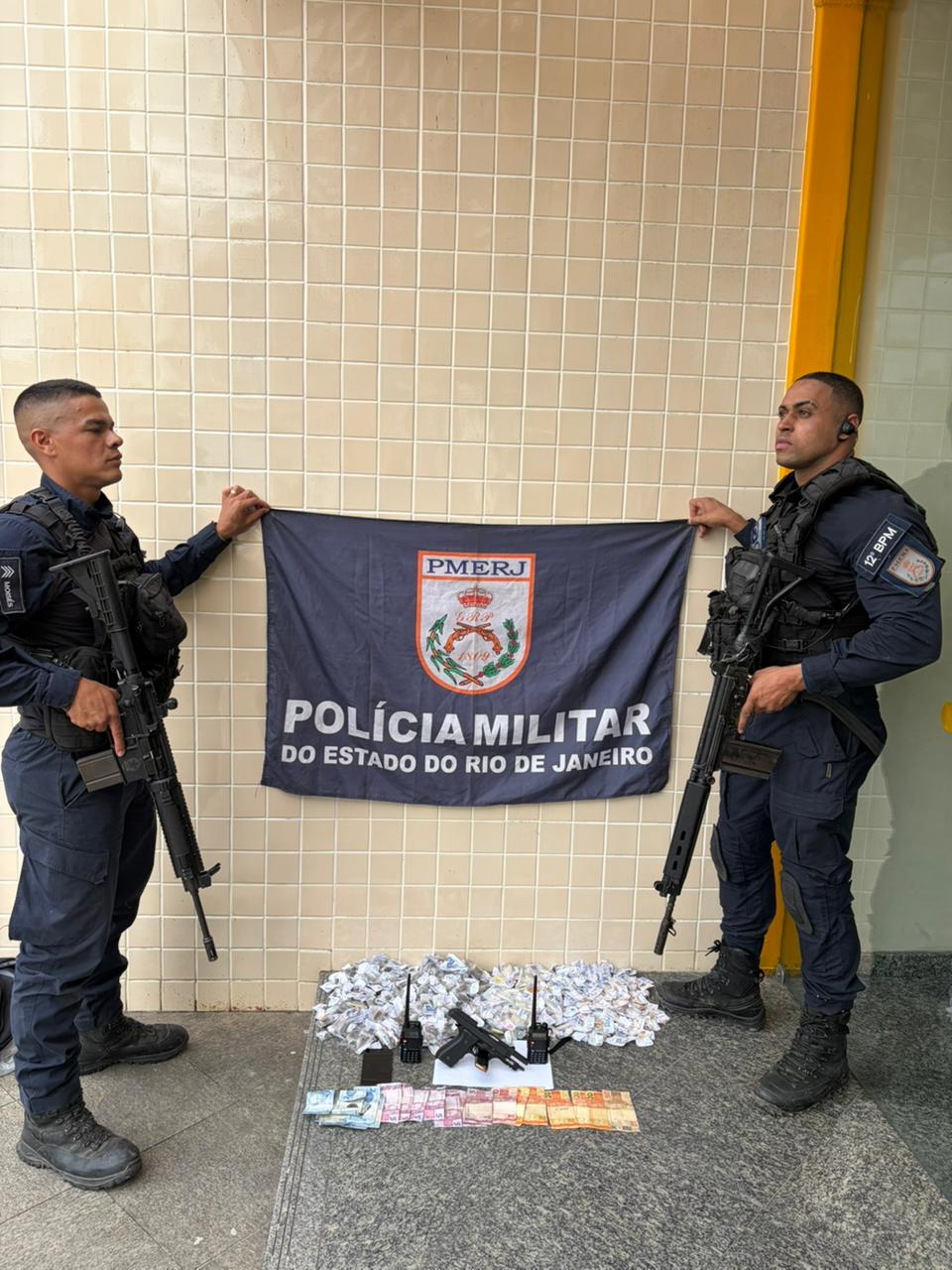 Militares do 12°BPM apreendem pistola, rádios transmissores e drogas em Niterói, após ajuda do Disque Denúncia